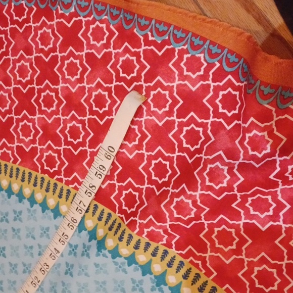 Better Home &Garden 70 Round Red & Green Print Table Cloth Light Weight - Picture 5 of 6